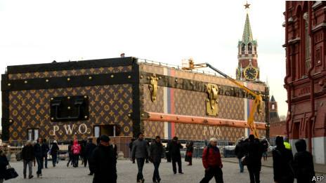 Российская мода 2010-е — чемодан Louis Vuitton на Красной площади