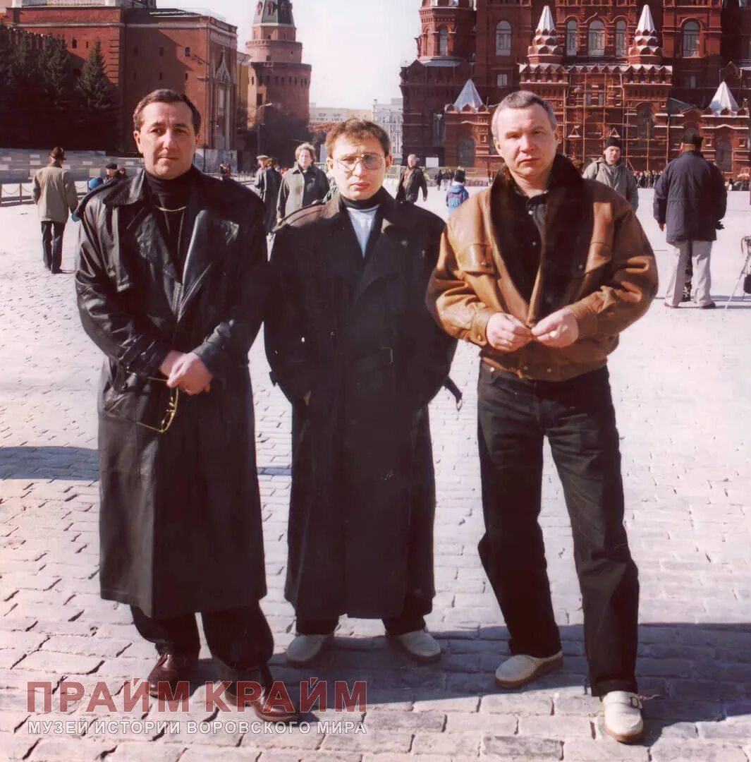 Российская мода 1990-е — кожаные пальто на Красной площади