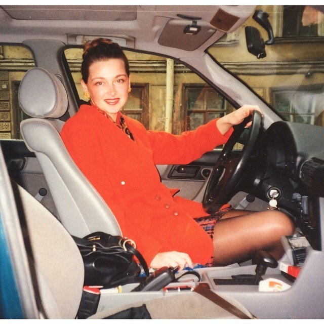 Российская мода 1990-е — девушка в красном пальто